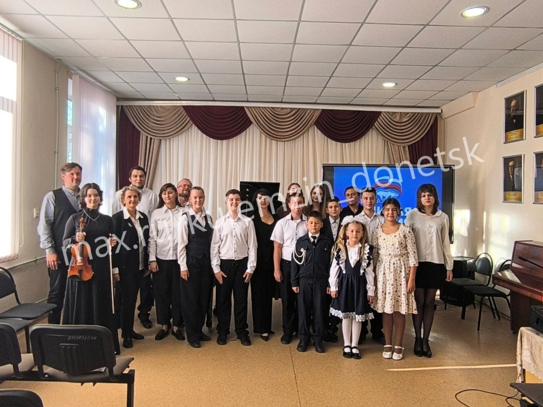 В Детской школе искусств № 4 города Донецка состоялся праздничный концерт «Учитель вечен на земле», посвящённый Дню учителя
