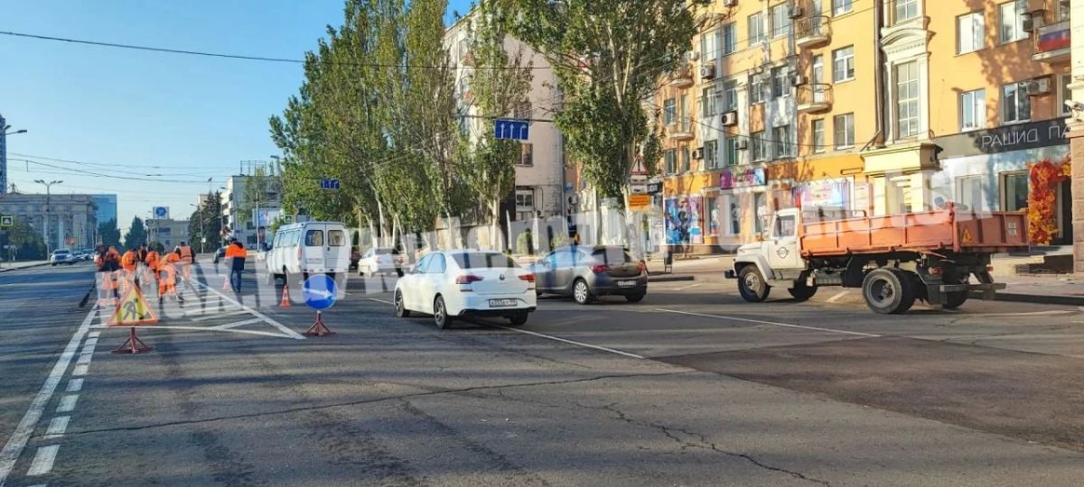 Алексей Кулемзин: Сотрудники муниципального предприятия «Дорожное ремонтно-строительное управление» ликвидируют разрушения после ночного обстрела Ворошиловского района Алексей Кулемзин: Сотрудники муниципального предприятия «Дорожное ремонтно-строительное управление» ликвидируют разрушения после ночного обстрела Ворошиловского района