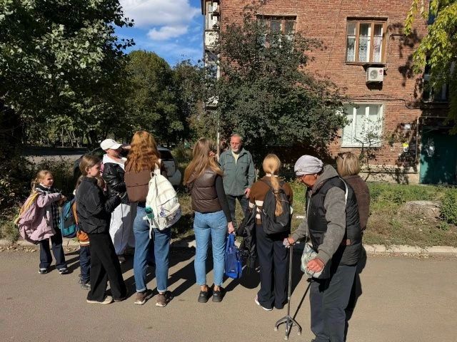 Сегодня, 6 октября, по инициативе Главы ДНР Дениса Пушилина, спикер-активист, заместитель председателя Общественного совета муниципального образования г.о. Макеевка Павел Шакулин провел встречу с жителями Кировского района...