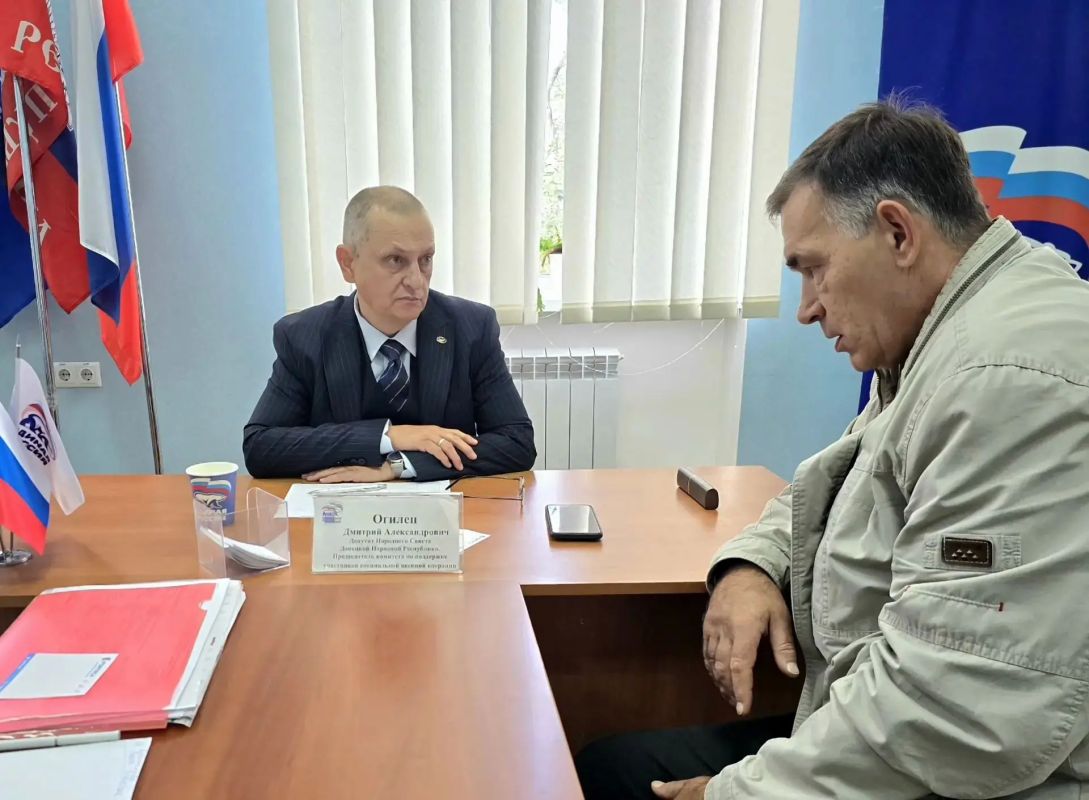Дмитрий Огилец: По поручению Главы Донецкой Народной Республики, провёл приём граждан на своём округе Харцызск, в общественной приёмной партии Единая Россия Дмитрий Огилец: По поручению Главы Донецкой Народной Республики, провёл приём граждан на своём округе Харцызск, в общественной приёмной партии Единая Россия