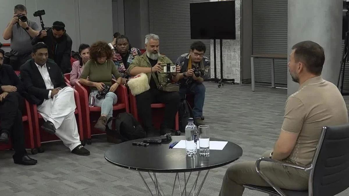 Глава ДНР Денис Владимирович Пушилин провел встречу с иностранными журналистами, блогерами и общественными деятелями из Камеруна, США, Словении, Пакистана, Индонезии, Бразилии, Колумбии, Испании, Мадагаскара, КНР, Гватемалы...