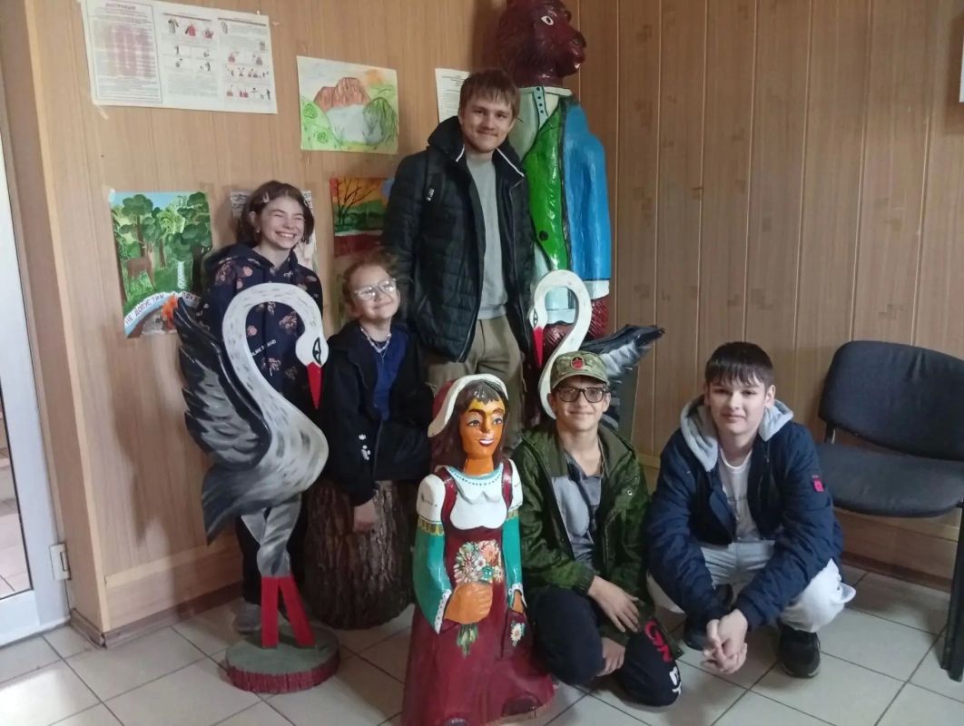 ZV Донбасс. Юнармейцы ВПСК Легионеры местного отделения города Донецк Барышева Виолетта, Нагин Радион, Скидан Максим, Хомич Дмитрий, Балыбердина Ульяна и Кузнецова Настя приняли участие в акции "Добрые дела": собирали в... ZV Донбасс. Юнармейцы ВПСК Легионеры местного отделения города Донецк Барышева Виолетта, Нагин Радион, Скидан Максим, Хомич Дмитрий, Балыбердина Ульяна и Кузнецова Настя приняли участие в акции "Добрые дела": собирали в...