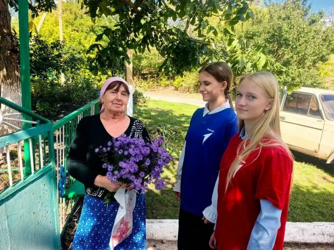 В преддверии Дня учителя ученики Новоазовского муниципального округа навестили педагогов-ветеранов В преддверии Дня учителя ученики Новоазовского муниципального округа навестили педагогов-ветеранов