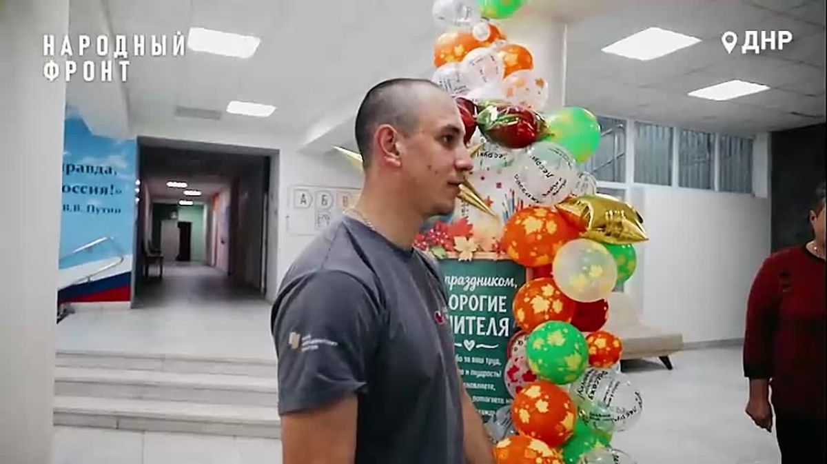 Более полувека служения слову: Молодёжка Народного фронта поздравила ветерана педагога с Днем учителя