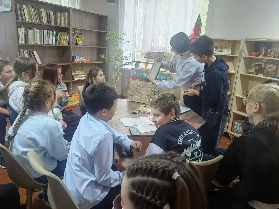 Библиотекарь центральной детской библиотеки познакомила учеников 6-го класса ГБОУ «СШ №1» с историей возникновения и развития письменности Библиотекарь центральной детской библиотеки познакомила учеников 6-го класса ГБОУ «СШ №1» с историей возникновения и развития письменности