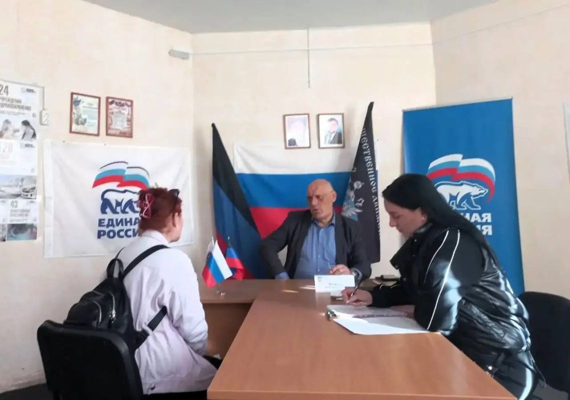 Олег Венжега провел прием граждан в общественной приемной Единой России Советского внутригородского района городского округа Макеевка Олег Венжега провел прием граждан в общественной приемной Единой России Советского внутригородского района городского округа Макеевка