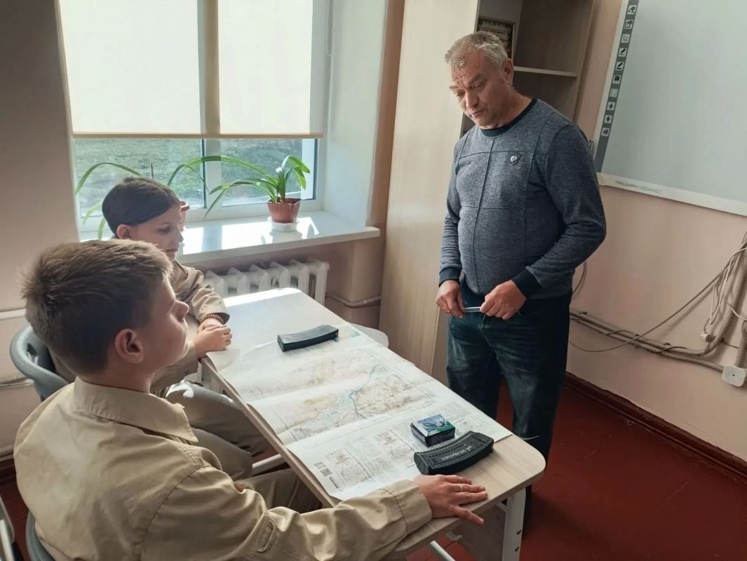 Юный разведчик. Руководитель местного отделения Шахтёрск РО ВВПОД 'ЮНАРМИЯ" ДНР "МГЮ" Игорь Дермелев, в рамках программы обучения "Юный разведчик", провёл занятие по топографии с юнармейцами ВПК " Шахтёрское школьное... Юный разведчик. Руководитель местного отделения Шахтёрск РО ВВПОД 'ЮНАРМИЯ" ДНР "МГЮ" Игорь Дермелев, в рамках программы обучения "Юный разведчик", провёл занятие по топографии с юнармейцами ВПК " Шахтёрское школьное...
