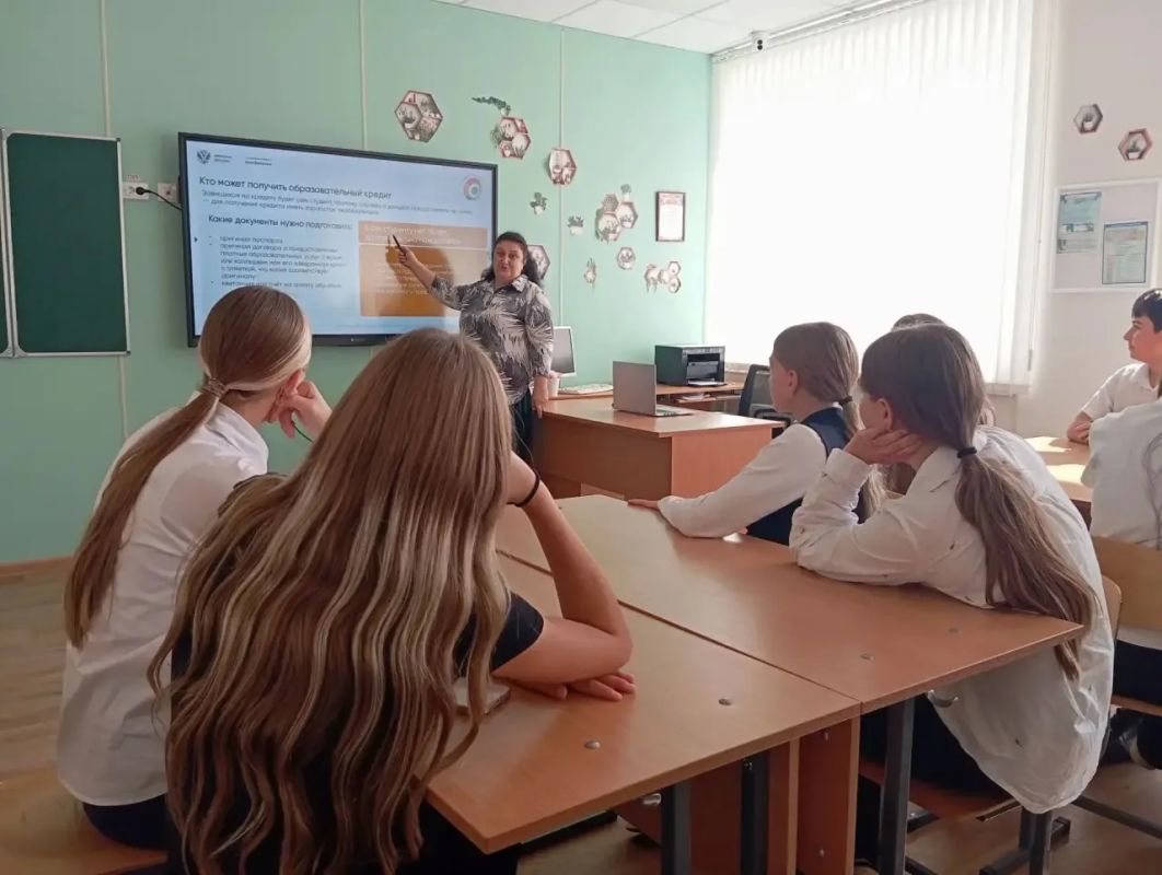 В рамках 10 этапа Всероссийской просветительской Эстафеты «Мои финансы», учитель информатики Данилова Надежда Кимовна провела уроки с учащимися 8-Б и 9-А классах на тему «Личные финансы с господдержкой» В рамках 10 этапа Всероссийской просветительской Эстафеты «Мои финансы», учитель информатики Данилова Надежда Кимовна провела уроки с учащимися 8-Б и 9-А классах на тему «Личные финансы с господдержкой»