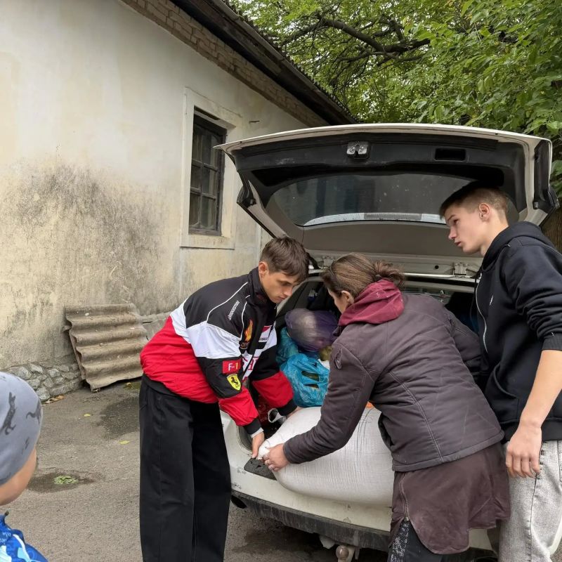 Ученики Докучаевской школы № 6 поддержали акцию «Добрые руки зоопарку» Ученики Докучаевской школы № 6 поддержали акцию «Добрые руки зоопарку»