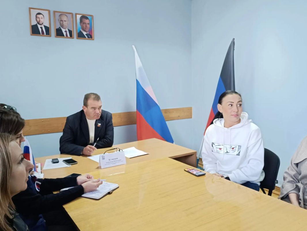 Сегодня, 6 октября, глава муниципального образования городской округ Иловайск Александр Кузнецов провел встречу с актерами Народного театра Сегодня, 6 октября, глава муниципального образования городской округ Иловайск Александр Кузнецов провел встречу с актерами Народного театра