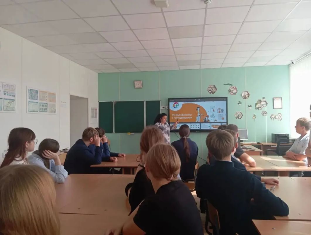 В рамках 10 этапа Всероссийской просветительской Эстафеты «Мои финансы», учитель информатики Данилова Надежда Кимовна провела уроки с учащимися 8-Б и 9-А классах на тему «Личные финансы с господдержкой» В рамках 10 этапа Всероссийской просветительской Эстафеты «Мои финансы», учитель информатики Данилова Надежда Кимовна провела уроки с учащимися 8-Б и 9-А классах на тему «Личные финансы с господдержкой»