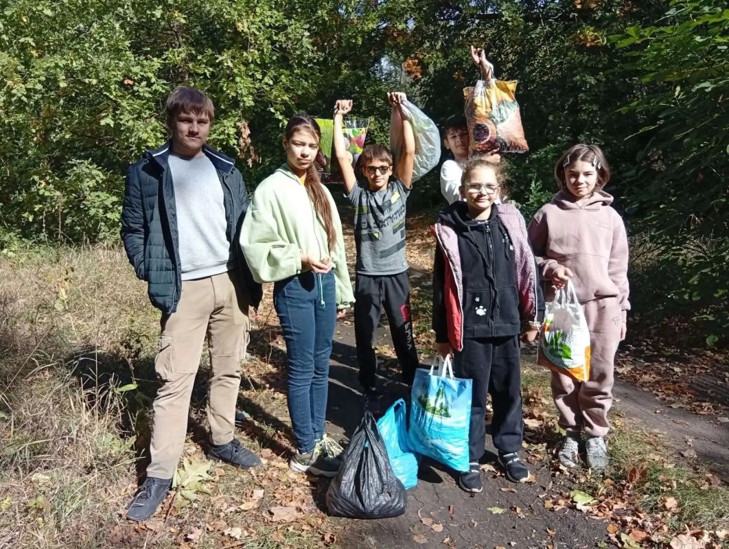 ZV Донбасс. Юнармейцы ВПСК Легионеры местного отделения города Донецк Барышева Виолетта, Нагин Радион, Скидан Максим, Хомич Дмитрий, Балыбердина Ульяна и Кузнецова Настя приняли участие в акции "Добрые дела": собирали в... ZV Донбасс. Юнармейцы ВПСК Легионеры местного отделения города Донецк Барышева Виолетта, Нагин Радион, Скидан Максим, Хомич Дмитрий, Балыбердина Ульяна и Кузнецова Настя приняли участие в акции "Добрые дела": собирали в...