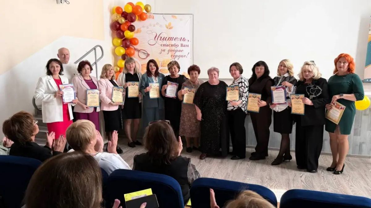 В Кировском отметили День учителя В Кировском отметили День учителя