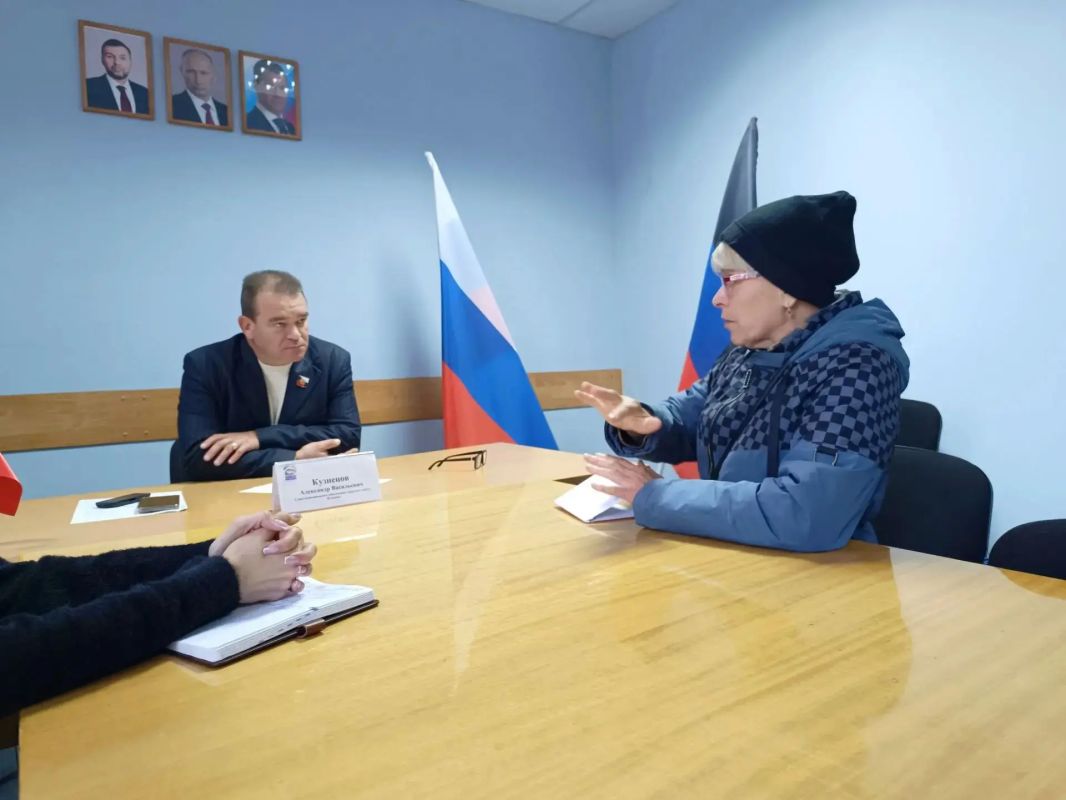 Приём граждан в Иловайске. Сегодня, 6 октября, глава муниципального образования городской округ Иловайск Александр Васильевич Кузнецов провёл личный приём граждан Приём граждан в Иловайске. Сегодня, 6 октября, глава муниципального образования городской округ Иловайск Александр Васильевич Кузнецов провёл личный приём граждан