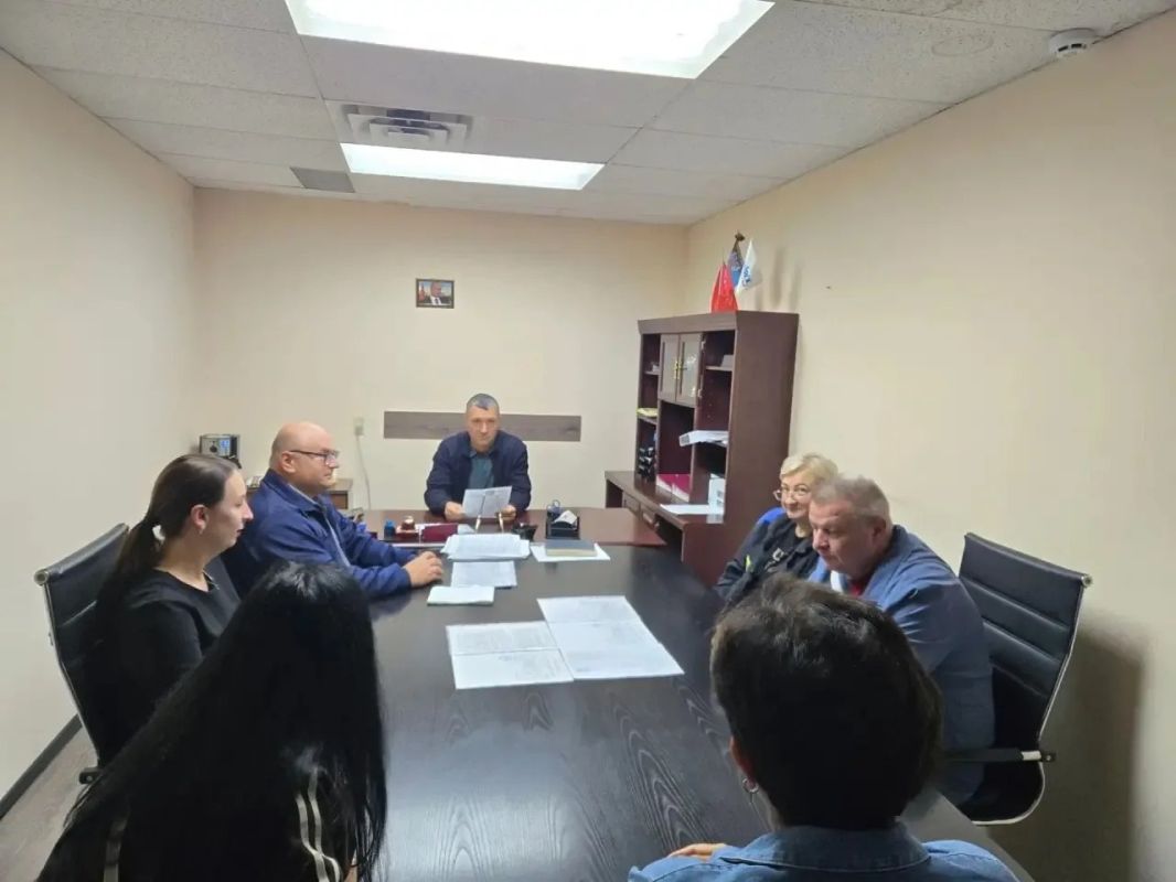 Роман Конев: 6 октября 2026 года депутаты Горловского городского совета от фракции «Единая Россия» Максим Лебедев и Сергей Медведев провели встречи с трудовыми коллективами