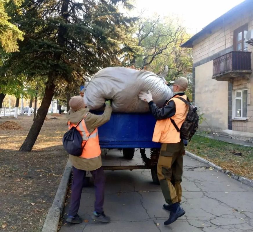 Коммунальщики Снежного продолжают благоустраивать территории общего пользования Коммунальщики Снежного продолжают благоустраивать территории общего пользования