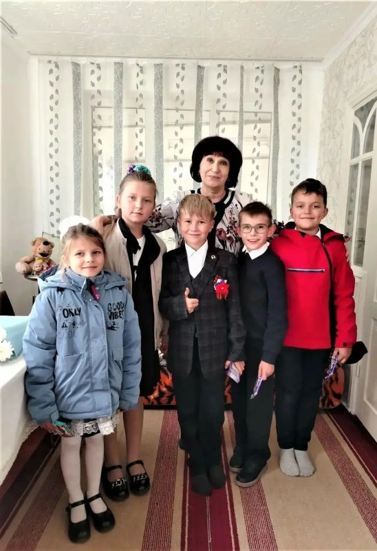 В преддверии Дня учителя ученики Новоазовского муниципального округа навестили педагогов-ветеранов В преддверии Дня учителя ученики Новоазовского муниципального округа навестили педагогов-ветеранов