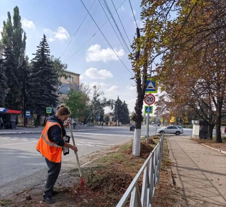 Коммунальщики Снежного продолжают благоустраивать территории общего пользования Коммунальщики Снежного продолжают благоустраивать территории общего пользования