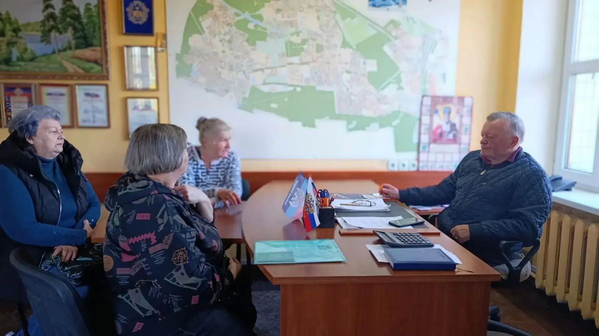 Наталья Бегуненко: Заместитель руководителя Управы Петровского внутригородского района Администрации городского округа Донецк Сергей Васильевич Чуб провёл еженедельный приём жителей района