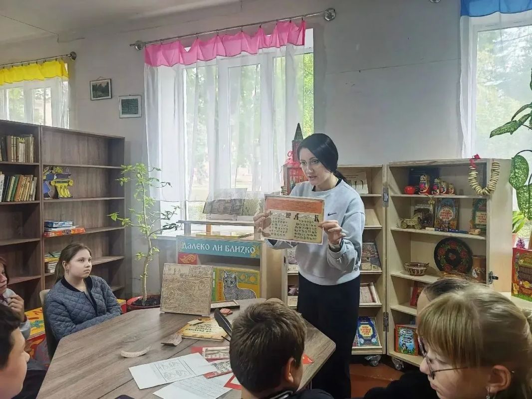 Библиотекарь центральной детской библиотеки познакомила учеников 6-го класса ГБОУ «СШ №1» с историей возникновения и развития письменности Библиотекарь центральной детской библиотеки познакомила учеников 6-го класса ГБОУ «СШ №1» с историей возникновения и развития письменности