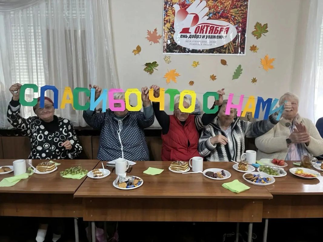 Поддержка активного долголетия: проведение творческого конкурса «А ну-ка, девушки!» в Шахтерске