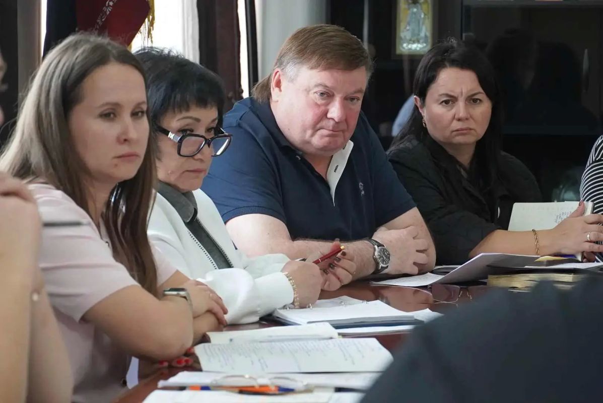 Игорь Мартынов: Провёл малое аппаратное совещание с командой администрации городского округа Енакиево Игорь Мартынов: Провёл малое аппаратное совещание с командой администрации городского округа Енакиево
