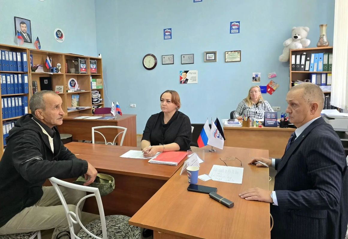 Дмитрий Огилец: По поручению Главы Донецкой Народной Республики, провёл приём граждан на своём округе Харцызск, в общественной приёмной партии Единая Россия Дмитрий Огилец: По поручению Главы Донецкой Народной Республики, провёл приём граждан на своём округе Харцызск, в общественной приёмной партии Единая Россия