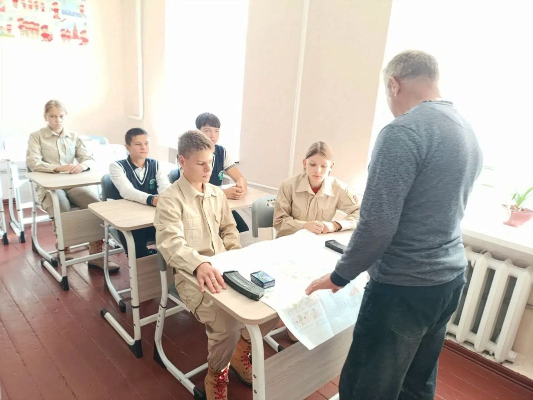 Юный разведчик. Руководитель местного отделения Шахтёрск РО ВВПОД 'ЮНАРМИЯ" ДНР "МГЮ" Игорь Дермелев, в рамках программы обучения "Юный разведчик", провёл занятие по топографии с юнармейцами ВПК " Шахтёрское школьное...