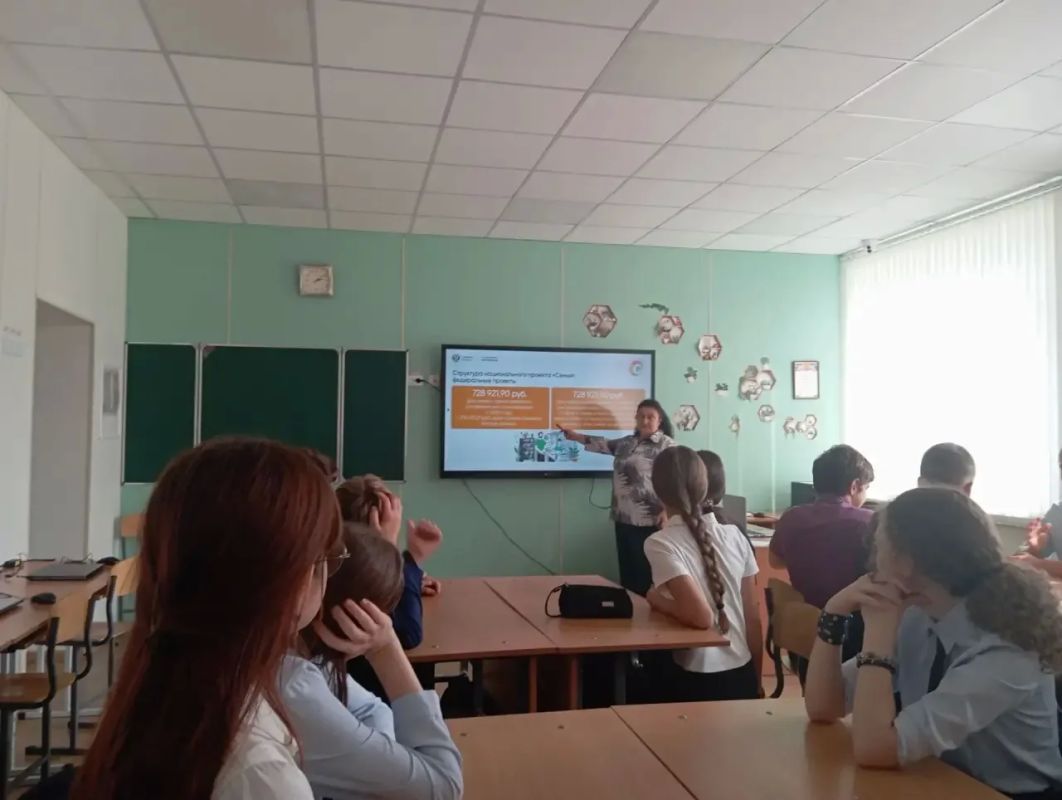 В рамках 10 этапа Всероссийской просветительской Эстафеты «Мои финансы», учитель информатики Данилова Надежда Кимовна провела уроки с учащимися 8-Б и 9-А классах на тему «Личные финансы с господдержкой» В рамках 10 этапа Всероссийской просветительской Эстафеты «Мои финансы», учитель информатики Данилова Надежда Кимовна провела уроки с учащимися 8-Б и 9-А классах на тему «Личные финансы с господдержкой»