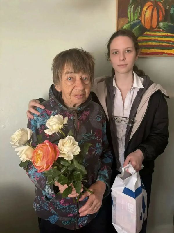 В преддверии Дня учителя ученики Новоазовского муниципального округа навестили педагогов-ветеранов В преддверии Дня учителя ученики Новоазовского муниципального округа навестили педагогов-ветеранов