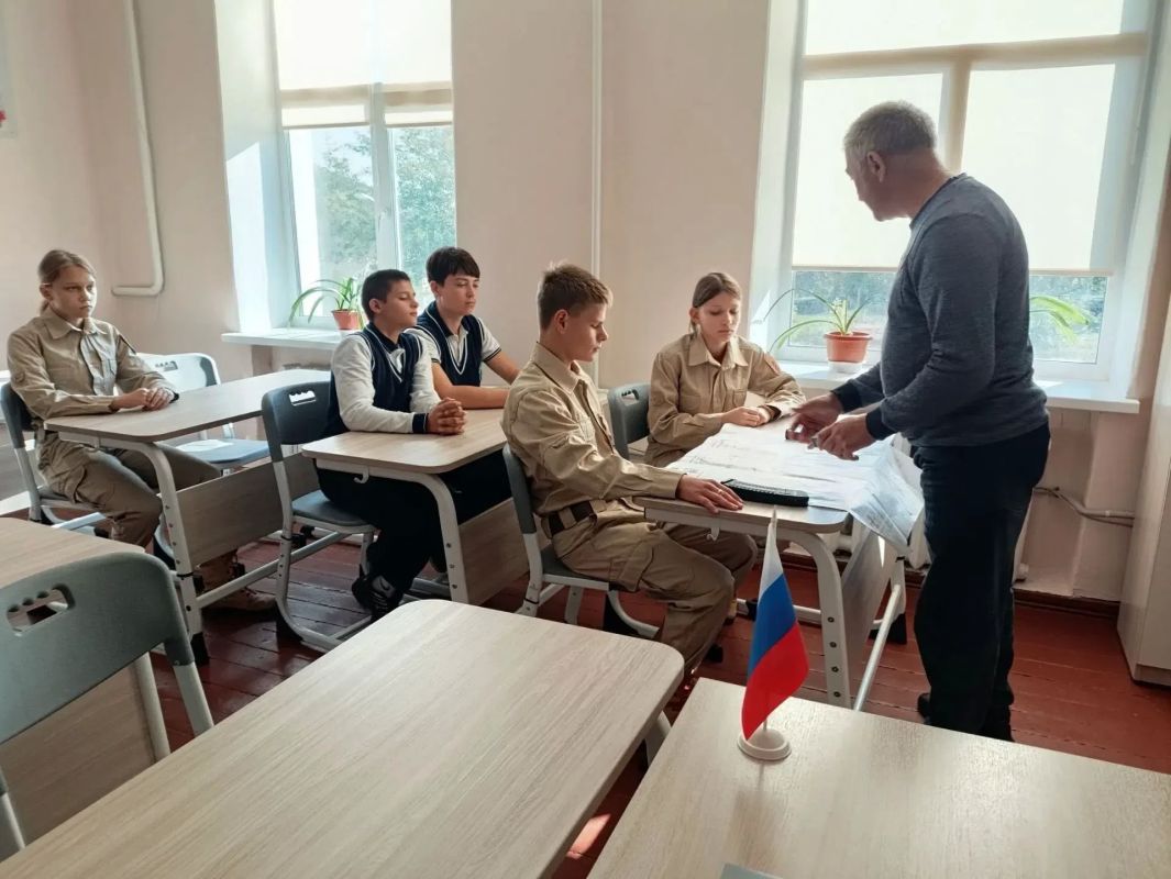 Юный разведчик. Руководитель местного отделения Шахтёрск РО ВВПОД 'ЮНАРМИЯ" ДНР "МГЮ" Игорь Дермелев, в рамках программы обучения "Юный разведчик", провёл занятие по топографии с юнармейцами ВПК " Шахтёрское школьное... Юный разведчик. Руководитель местного отделения Шахтёрск РО ВВПОД 'ЮНАРМИЯ" ДНР "МГЮ" Игорь Дермелев, в рамках программы обучения "Юный разведчик", провёл занятие по топографии с юнармейцами ВПК " Шахтёрское школьное...