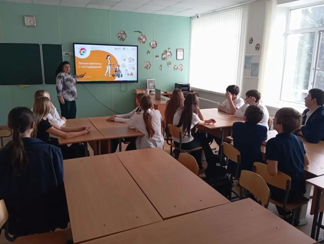 В рамках 10 этапа Всероссийской просветительской Эстафеты «Мои финансы», учитель информатики Данилова Надежда Кимовна провела уроки с учащимися 8-Б и 9-А классах на тему «Личные финансы с господдержкой» В рамках 10 этапа Всероссийской просветительской Эстафеты «Мои финансы», учитель информатики Данилова Надежда Кимовна провела уроки с учащимися 8-Б и 9-А классах на тему «Личные финансы с господдержкой»