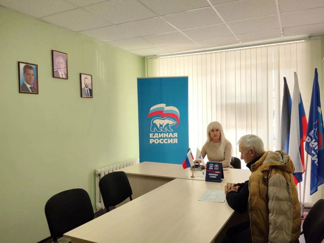 Заместитель секретаря Амвросиевского местного отделения Партии Елена Фисенко провела прием в Общественной приемной