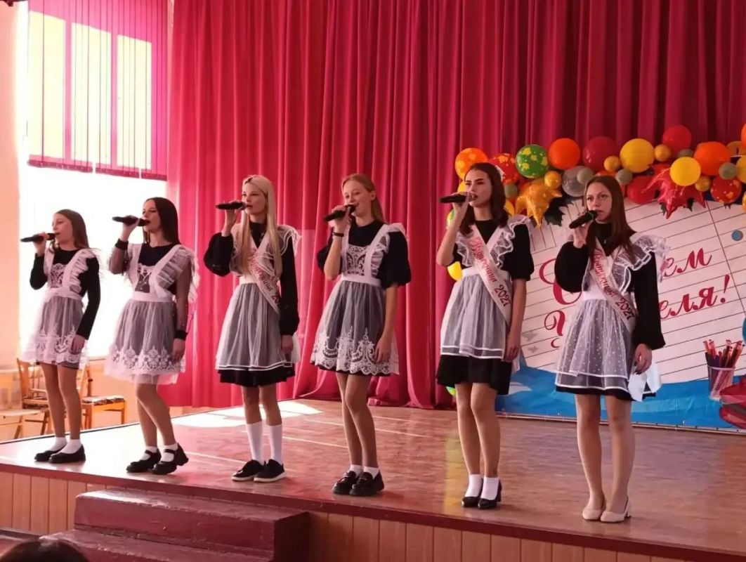 В Кировском отметили День учителя В Кировском отметили День учителя