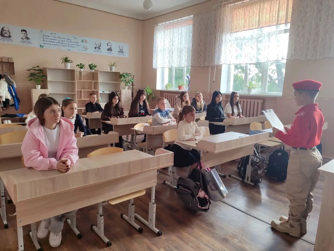 05.10.26 В ГБОУ«Успенская школа Амвросиевского м.о.» прошло собрание Движения Первых и юнармейцев ВПК "Гвардеец "на котором обсудили план на неделю,и распределили кто за что отвечает