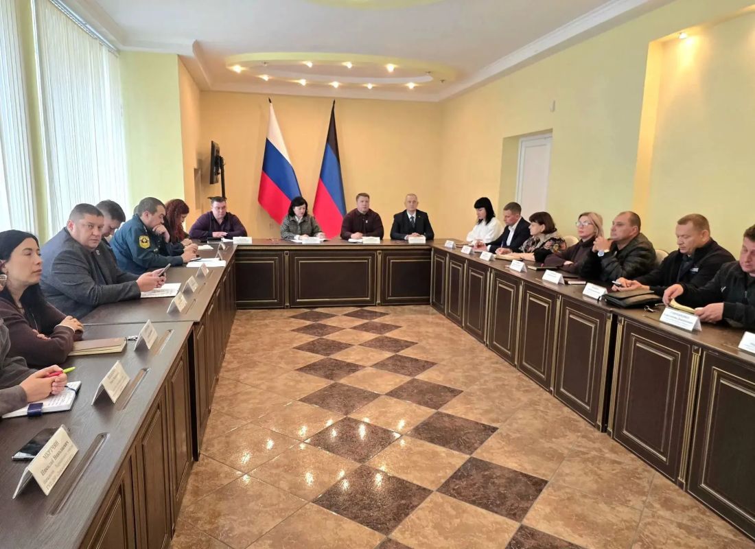 Дмитрий Огилец: Сегодня, в рамках своей депутатской деятельности, принял участие в аппаратном совещании, с участием руководителей всех структурных подразделений городского округа Харцызск Дмитрий Огилец: Сегодня, в рамках своей депутатской деятельности, принял участие в аппаратном совещании, с участием руководителей всех структурных подразделений городского округа Харцызск