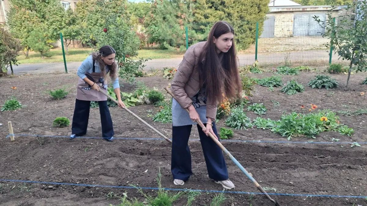 В общеобразовательной школе № 7 прошел агроурок, во время которого ребята познакомились с нелегким, но очень важным трудом аграриев и получили полезный опыт В общеобразовательной школе № 7 прошел агроурок, во время которого ребята познакомились с нелегким, но очень важным трудом аграриев и получили полезный опыт
