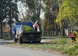 Сегодня, 6 октября, с целью наведению санитарного порядка силами МУП АГМ «Перспектива» проведены работы по уборке видимого мусора в «Югорском парке», а также выполнена вырубка поросли на придорожной зоне сквера...
