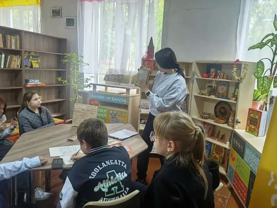 Библиотекарь центральной детской библиотеки познакомила учеников 6-го класса ГБОУ «СШ №1» с историей возникновения и развития письменности Библиотекарь центральной детской библиотеки познакомила учеников 6-го класса ГБОУ «СШ №1» с историей возникновения и развития письменности