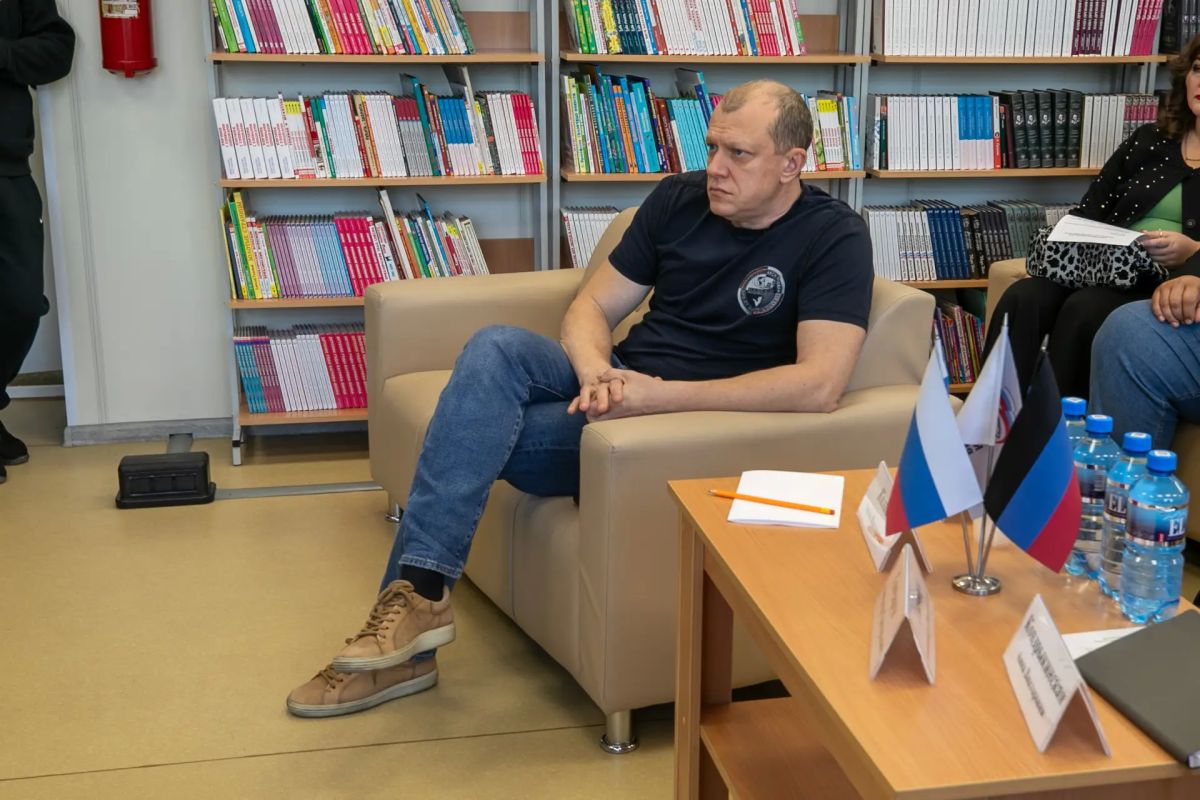 Антон Кольцов: В средней школе поселка Талаковка провели собрание партийного актива Мариупольского местного отделения Единой России Антон Кольцов: В средней школе поселка Талаковка провели собрание партийного актива Мариупольского местного отделения Единой России