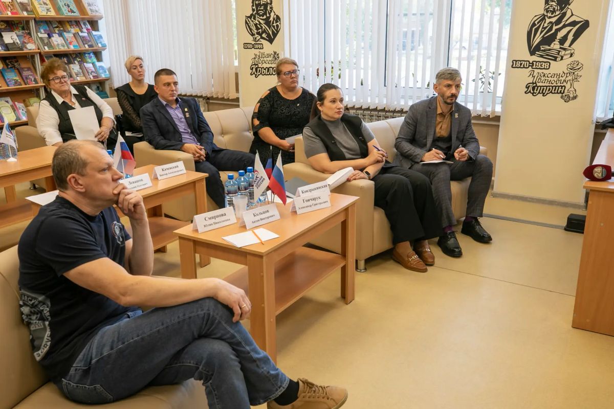 Антон Кольцов: В средней школе поселка Талаковка провели собрание партийного актива Мариупольского местного отделения Единой России Антон Кольцов: В средней школе поселка Талаковка провели собрание партийного актива Мариупольского местного отделения Единой России