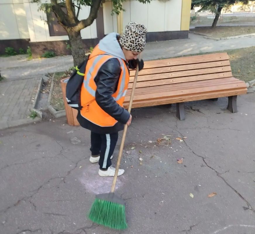 Коммунальщики Снежного продолжают благоустраивать территории общего пользования Коммунальщики Снежного продолжают благоустраивать территории общего пользования