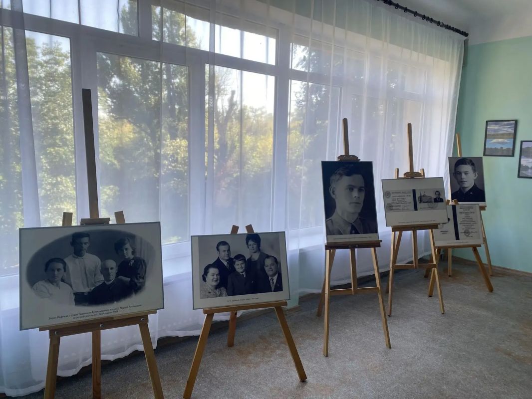 Дебальцевский городской литературно-исторический музей представляет тематическую выставку, посвященную памяти нашего выдающегося земляка, советского государственного и партийного деятеля Бориса Евдокимовича Щербины Дебальцевский городской литературно-исторический музей представляет тематическую выставку, посвященную памяти нашего выдающегося земляка, советского государственного и партийного деятеля Бориса Евдокимовича Щербины