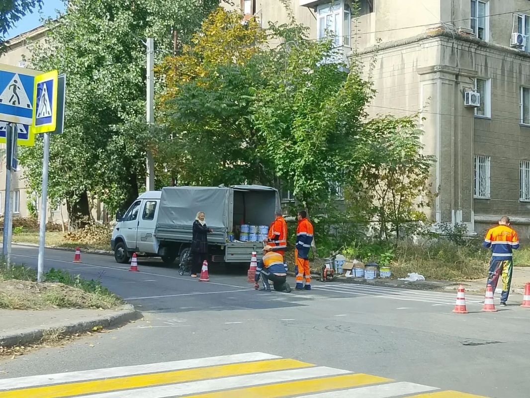 С целью обеспечения безопасности дорожного движения в Кировском внутригородском районе города Макеевки проведены работы по нанесению дорожной разметки «Пешеходный переход» по ул. Депутатской и ул. Трубицына