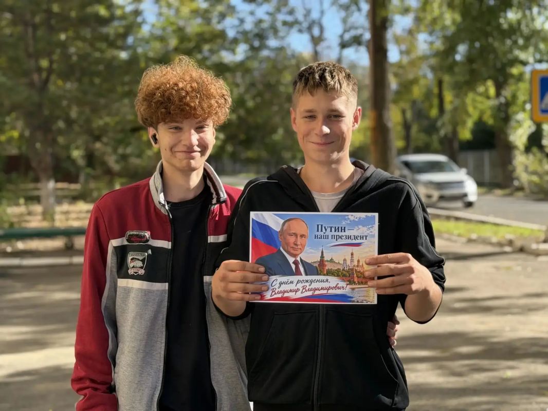Молодежь Докучаевска присоединилась к поздравлениям с Днем рождения Президента Российской Федерации Владимира Владимировича Путина Молодежь Докучаевска присоединилась к поздравлениям с Днем рождения Президента Российской Федерации Владимира Владимировича Путина