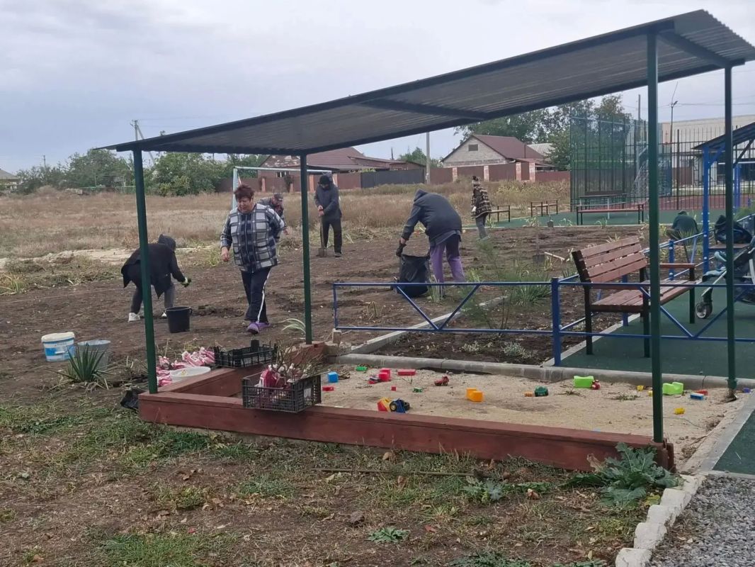 Доброе сердце села — в делах! Члены ТОС «Единство» сделали ещё один шаг, чтобы Македоновка становилась уютнее и красивее. На детской и спортивной площадках появились новые саженцы роз — теперь эти места будут радовать... Доброе сердце села — в делах! Члены ТОС «Единство» сделали ещё один шаг, чтобы Македоновка становилась уютнее и красивее. На детской и спортивной площадках появились новые саженцы роз — теперь эти места будут радовать...