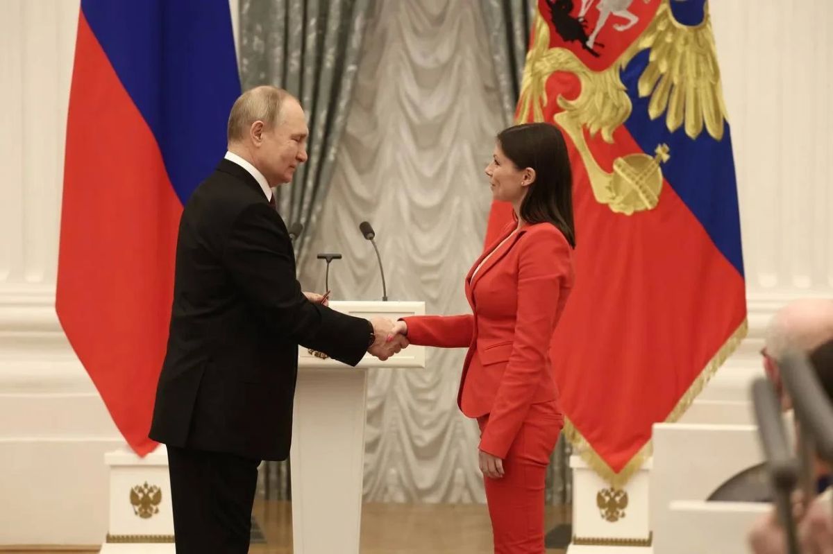 Ирина Куксенкова: Товарищ Верховный главнокомандующий Вооруженными силами Российской Федерации, с днем рождения! Крепкого здоровья, сил, терпения и воплощения всего задуманного, а мы – Команда Путина – всегда рядом