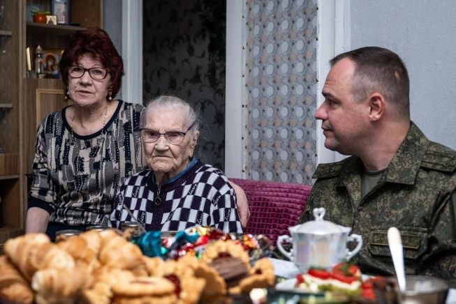 В ДНР военные следователи СК России поздравили ветерана Великой Отечественной войны со 102-летием В ДНР военные следователи СК России поздравили ветерана Великой Отечественной войны со 102-летием