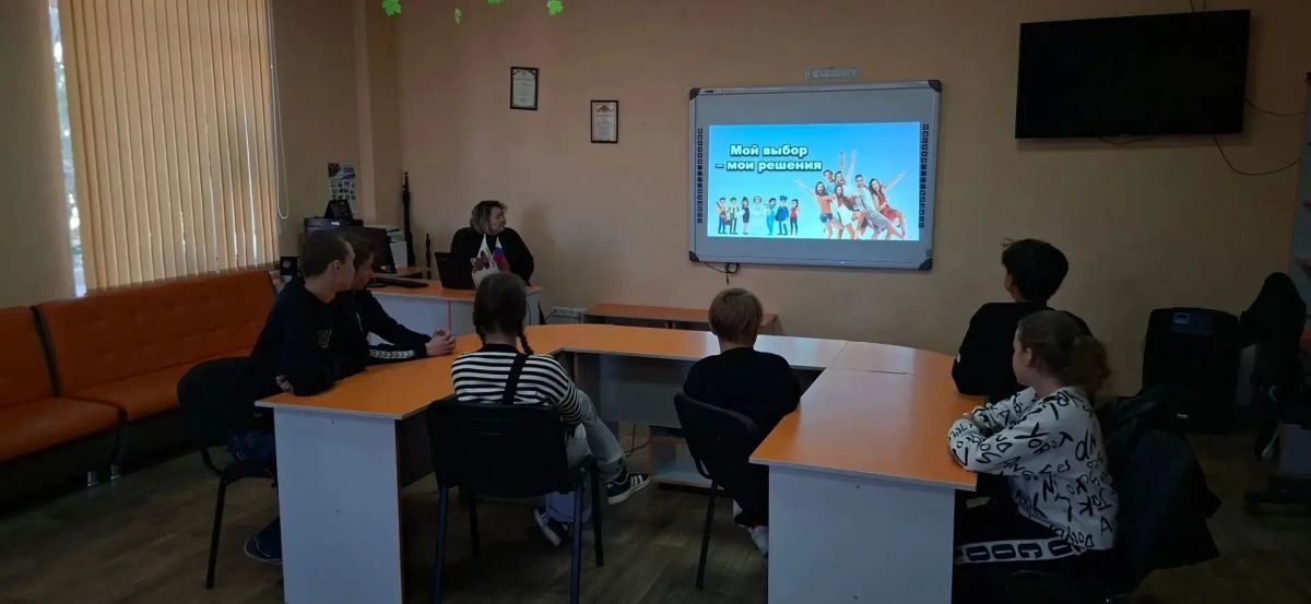 В молодёжном отделе МБУ «Мироновский поселковый ДК» состоялся важный и полезный просмотр видеоролика на тему профориентации под названием «Мой выбор- мои решения» В молодёжном отделе МБУ «Мироновский поселковый ДК» состоялся важный и полезный просмотр видеоролика на тему профориентации под названием «Мой выбор- мои решения»