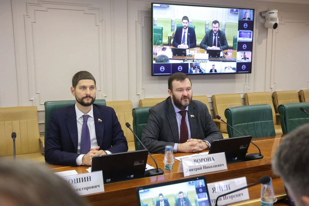 Александр Волошин: #работа_в_СФ. Накануне в Совете Федерации провёл совещание, посвящённое перспективам и проблемам привлечения государственных и частных инвестиций в экономику Донецкой и Луганской Народных Республик...